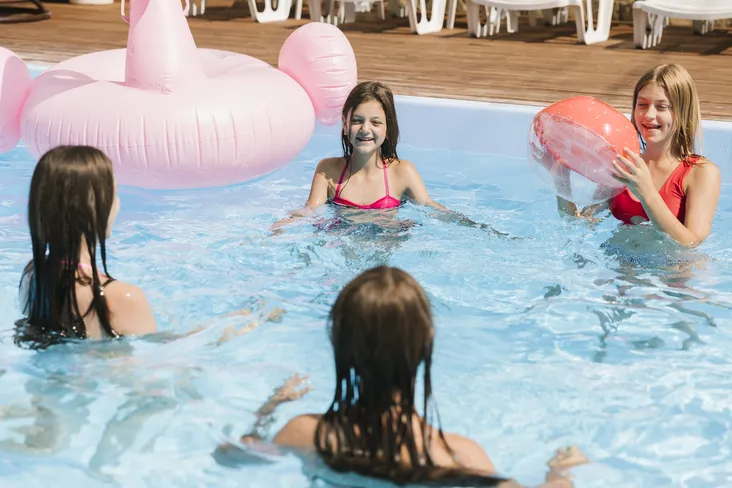 Enfants qui s'amusent dans la piscine du camping