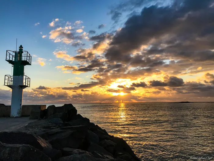Soleil couchant sur le phare de Saint-Gilles-croix-de-vie