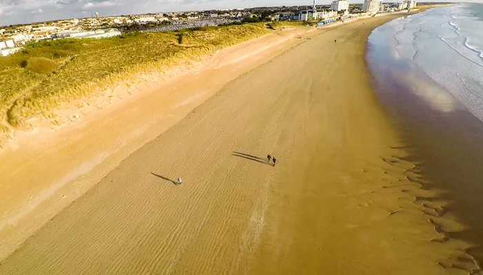 balade sur la grande plage de Saint Gilles Croix de vie completement vide