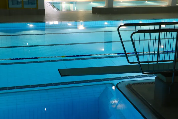 Une piscine couverte permettant de se baigner toute l'année