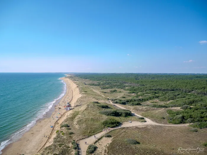 La plage des Sables d'Olonne, entre mer et forêt